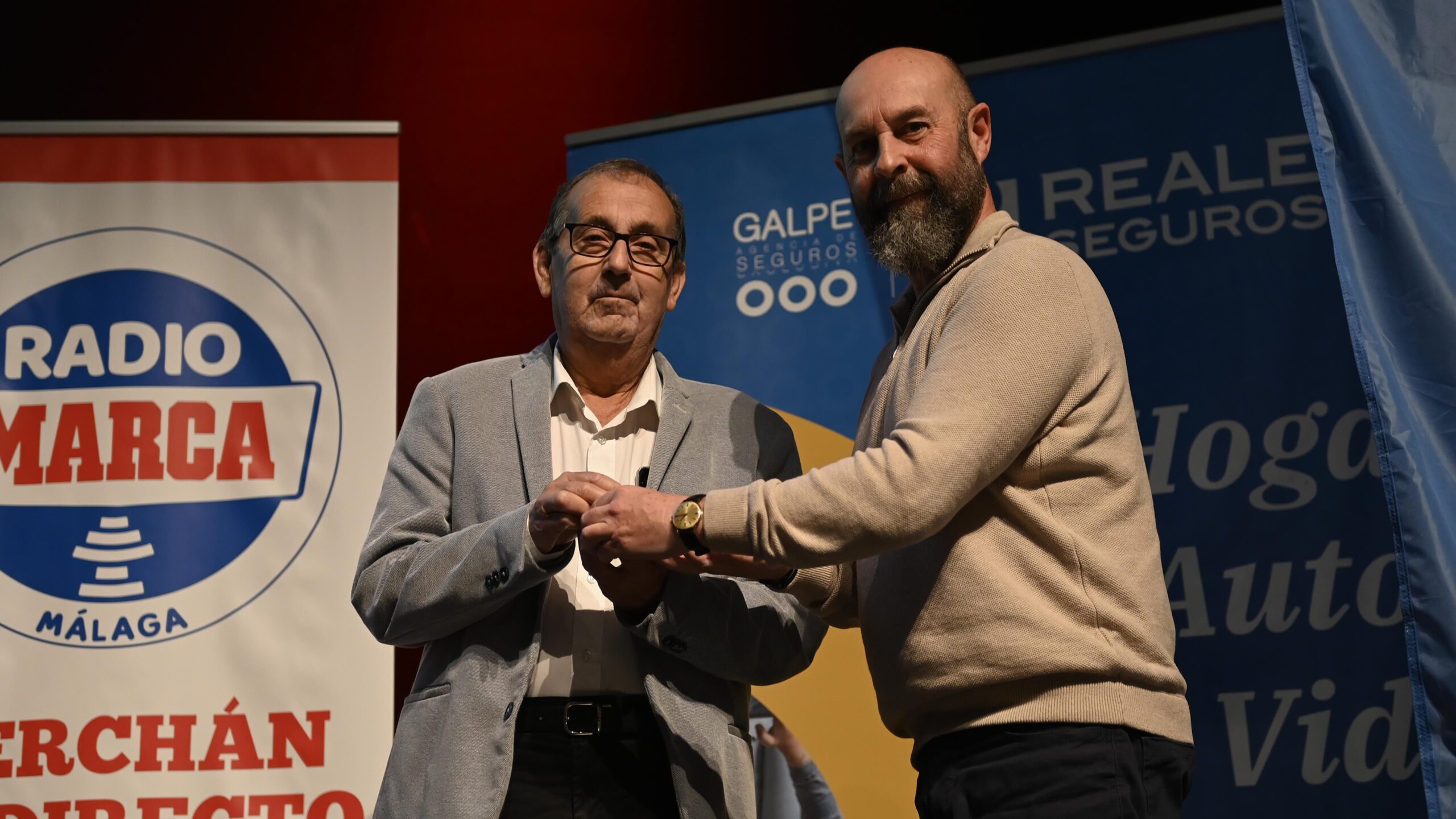 Juan Gaitán presidente de los Ateneos de Andalucía recibe el Escudo