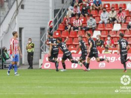 Juande Rivas celebra el gol en el Molinón