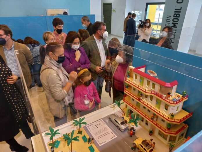 Composiciones de playmobil y hermandades de Torremolinos hacen un recorrido por hitos cofrades y tradicionales