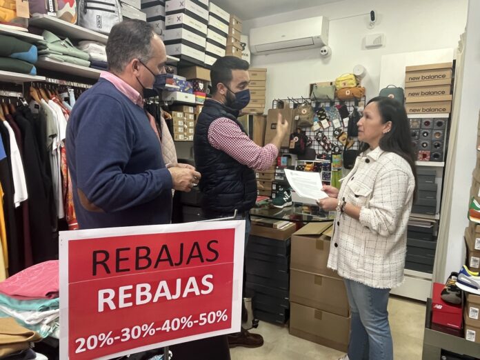 García Lara y Martín durante una visita a un comercio para fomentar la Tarjeta Fuengirola Joven