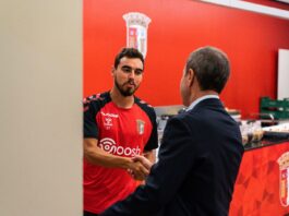 Ricardo Horta saluda a Antonio Salvador en su regreso al trabajo en un Braga que ya está de pretemporada | SC Braga