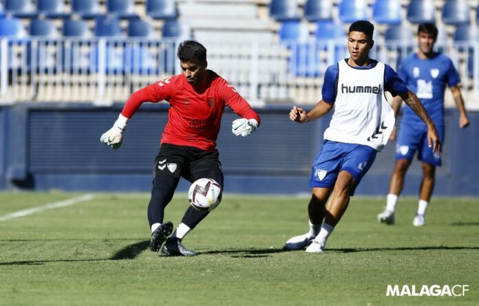 Manolo Reina despeja la pelota ante la presión de Loren | MCF