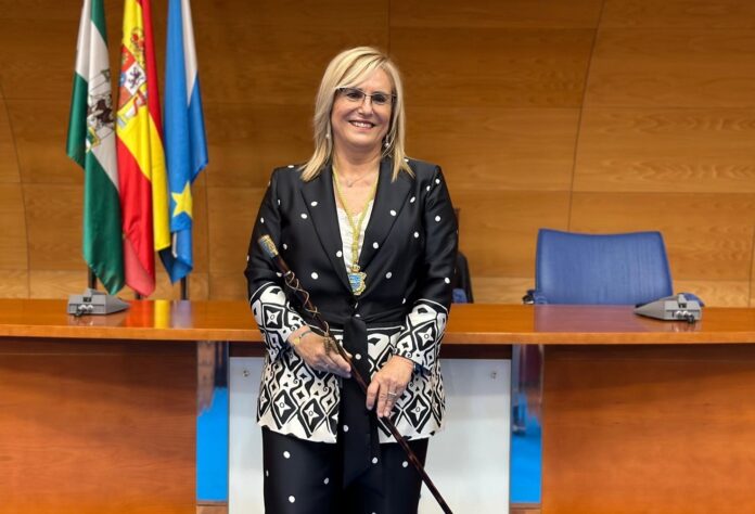 La alcaldesa de Fuengirola, Ana Mula, durante la sesión de investidura