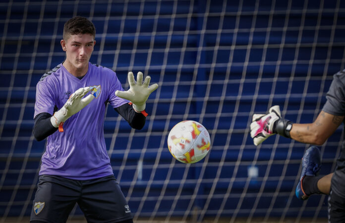 Carlos López entrena con morado en el Málaga