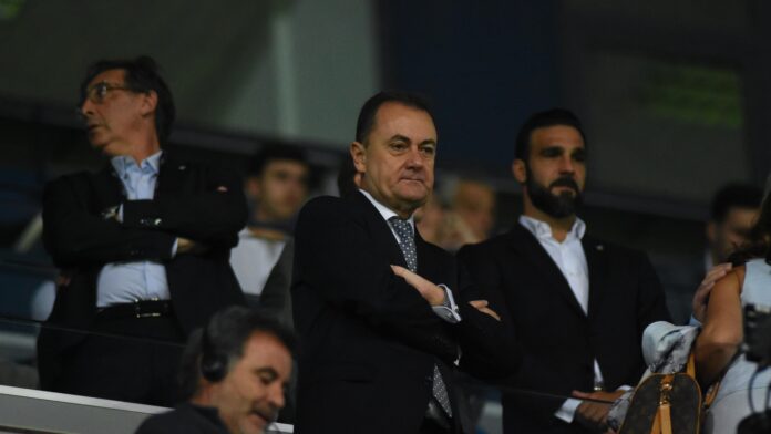 José María Muñoz junto a Jesús Gámez y Loren Juarros en el fondo durante el partido ante el Real Madrid Castilla | Javier Díaz