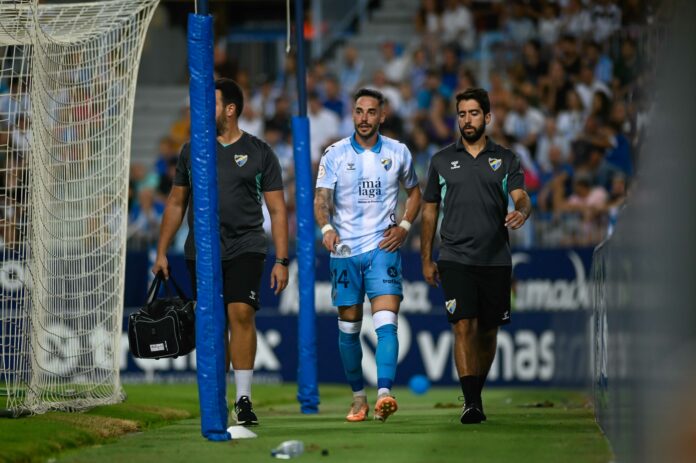 Momento en el que Víctor García abandona el césped después de su lesión ante el San Fernando | Javier Díaz