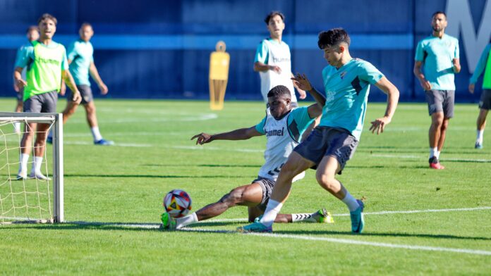 Moussa pelea un balón con Cordero en un entrenamiento | MCF