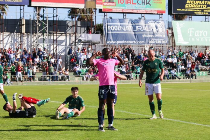 Mwepu celebra el gol ante el Linares | Sanluqueño